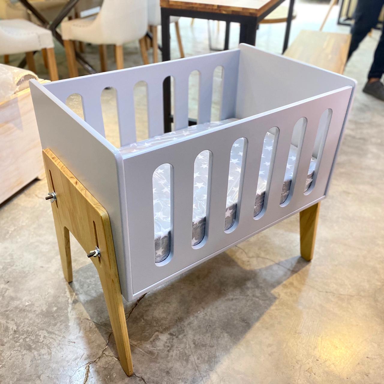 Cuna Gris con Patas de Madera — RENUEVA DECO